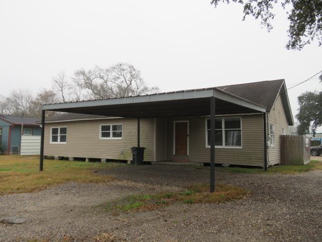 ranch-style house with a carport