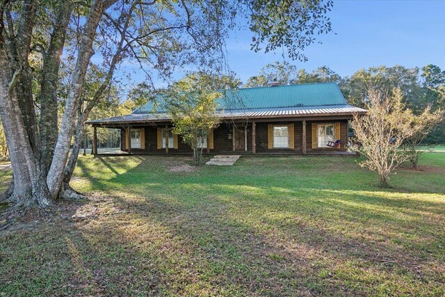 view of front of home featuring a front lawn