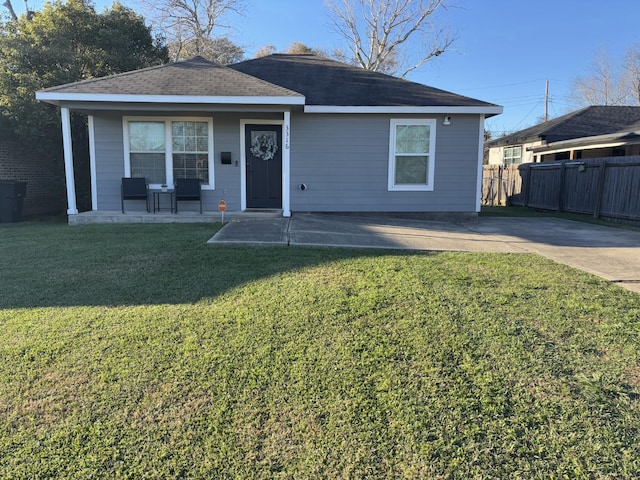 view of front facade featuring covered porch and a front lawn