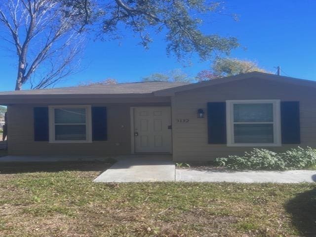 single story home with a front yard