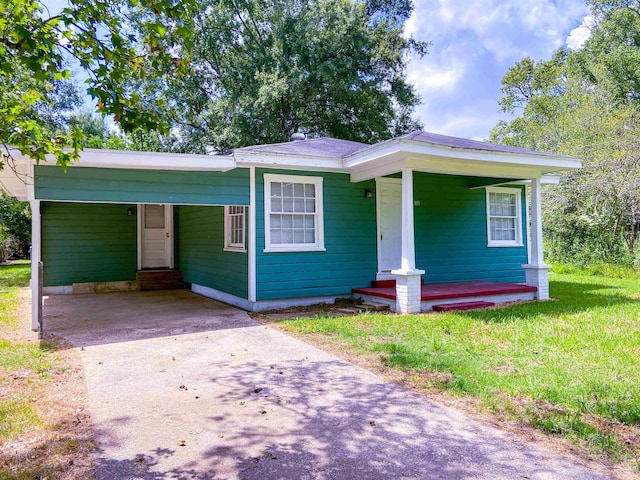 315 W Bolivar St, Vidor, TX 77662 - bungalow-style home featuring driveway, a front yard, a carport, and a porch
