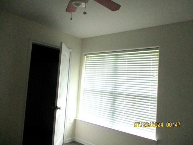 4375 Oak Dr, Vidor, TX 77662 - detailed view of ceiling fan