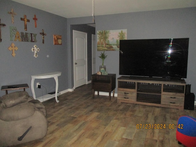 4375 Oak Dr, Vidor, TX 77662 - living area featuring wood finished floors