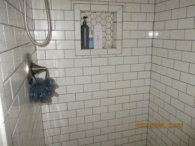 bathroom featuring tiled shower