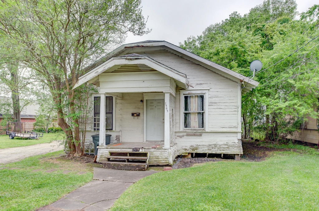 2565 Mcfaddin Ave, Beaumont, TX 77702 - shotgun-style home featuring a front yard and a porch