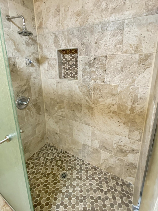 bathroom featuring a tile shower