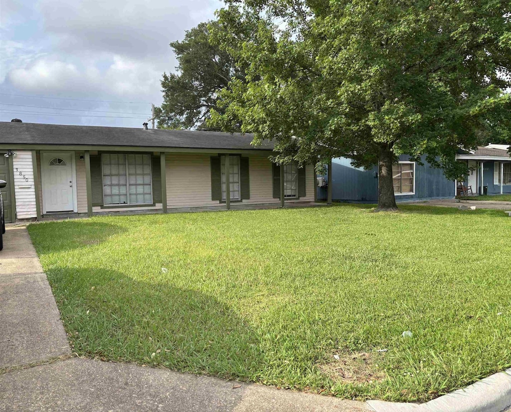 3850 Bristol Dr, Beaumont, TX 77707 - view of front of property with a front yard