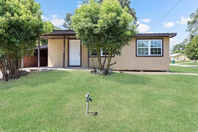 view of front of property with a front yard