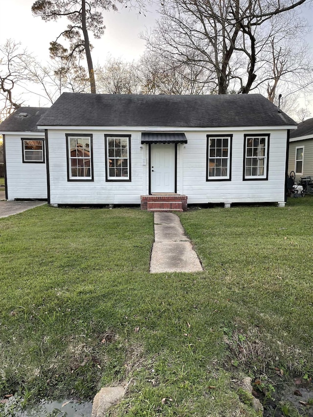 single story home with a front lawn