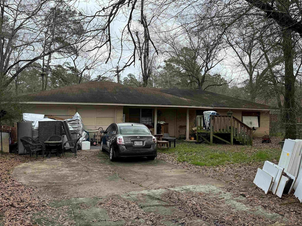 view of front facade featuring a garage