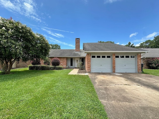 view of front of home featuring a front yard and a garage