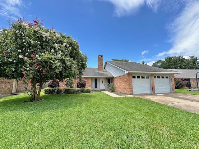 view of front facade featuring a front lawn and a garage