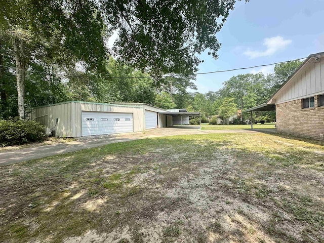 view of yard featuring a detached garage and an outdoor structure