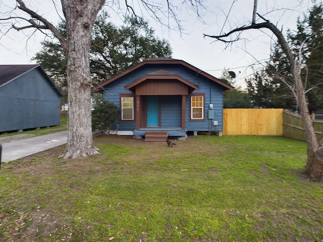 view of front of house featuring a front lawn