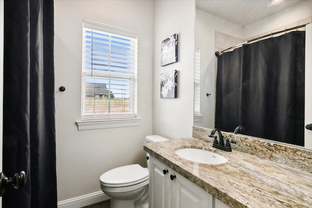 full bath with vanity, toilet, a shower with curtain, and baseboards