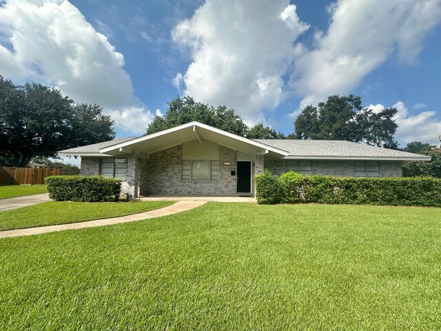 ranch-style house featuring a front lawn