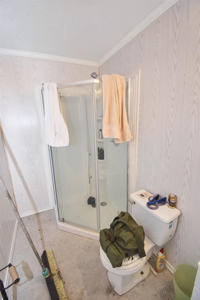 bathroom with toilet, an enclosed shower, and ornamental molding