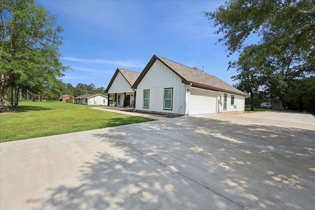 560 Lyndale St, Vidor, TX 77662 - modern inspired farmhouse with a garage, concrete driveway, and a front yard