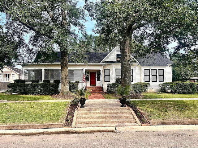 view of front facade featuring a front yard