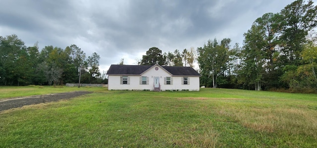 view of front of home featuring a front lawn