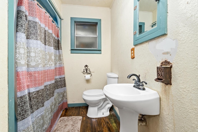 bathroom with a shower with shower curtain, hardwood / wood-style floors, toilet, and ornamental molding