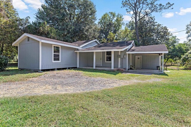 ranch-style house featuring a front lawn and covered porch