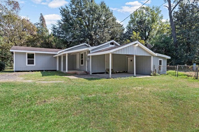 ranch-style home featuring a front yard