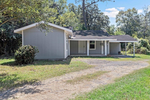 ranch-style home featuring a porch and a front yard