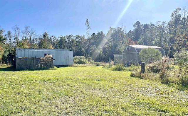 view of yard featuring an outdoor structure