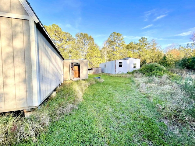 view of yard with an outdoor structure