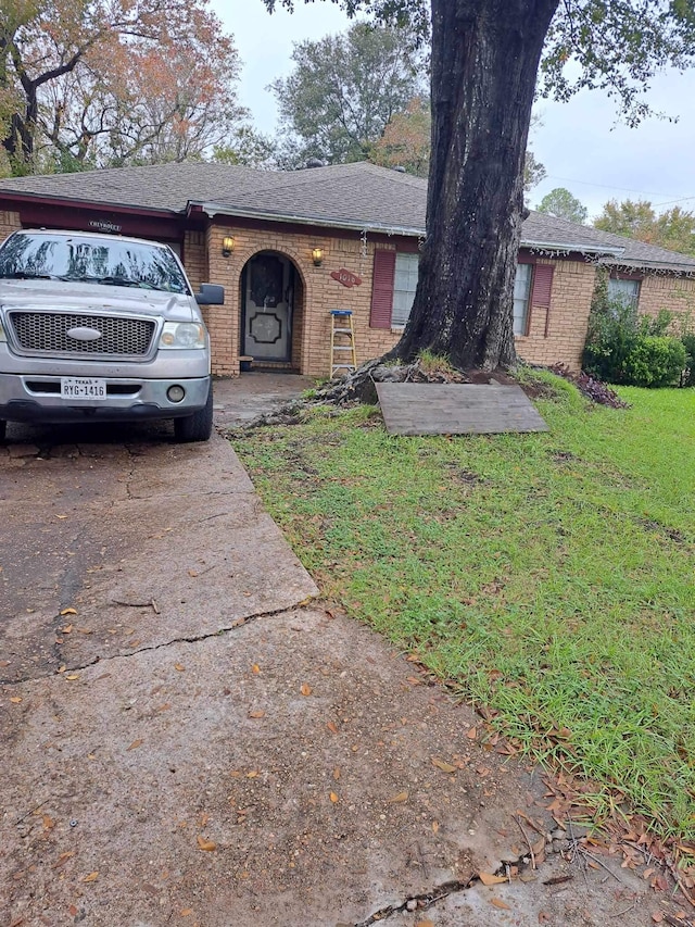 ranch-style house with a front yard