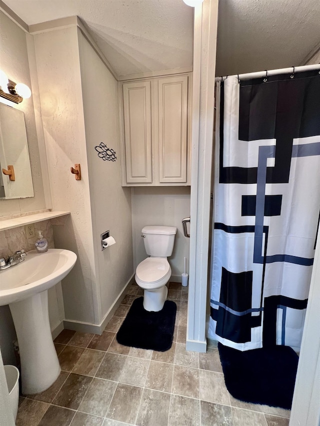 full bath with a shower with curtain, baseboards, toilet, and tile patterned floors