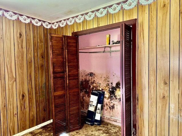 733 Phyllis Ave, Port Arthur, TX 77640 - detailed view of wooden walls