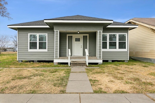 view of front facade featuring a front lawn