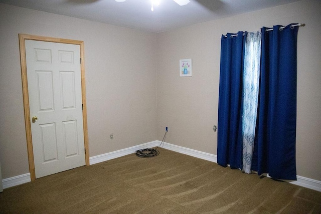 unfurnished room featuring ceiling fan and carpet