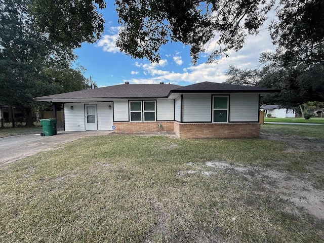 single story home featuring a front yard