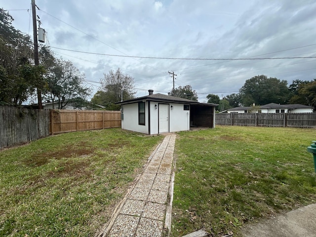 view of yard featuring an outdoor structure