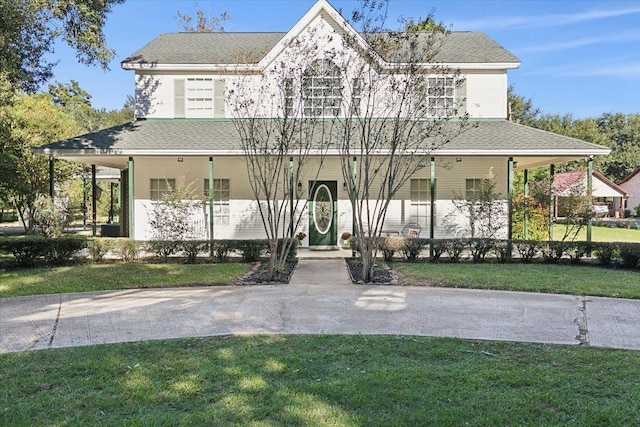 country-style home featuring a porch and a front lawn