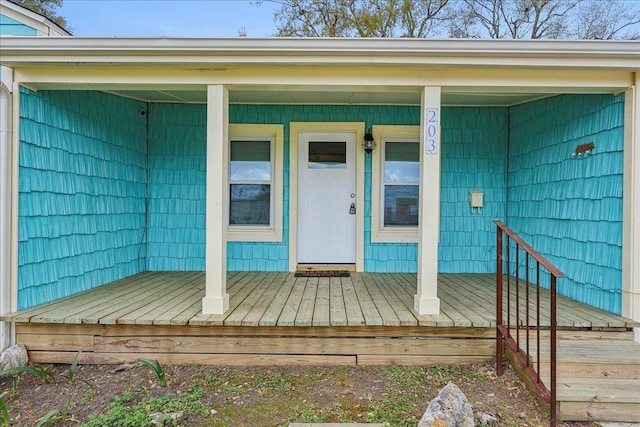property entrance featuring a porch
