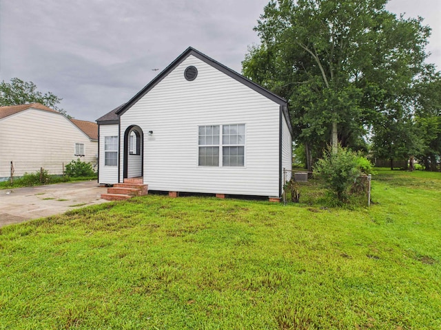 1832 19th St, Port Arthur, TX 77640 - view of front of home with a front lawn