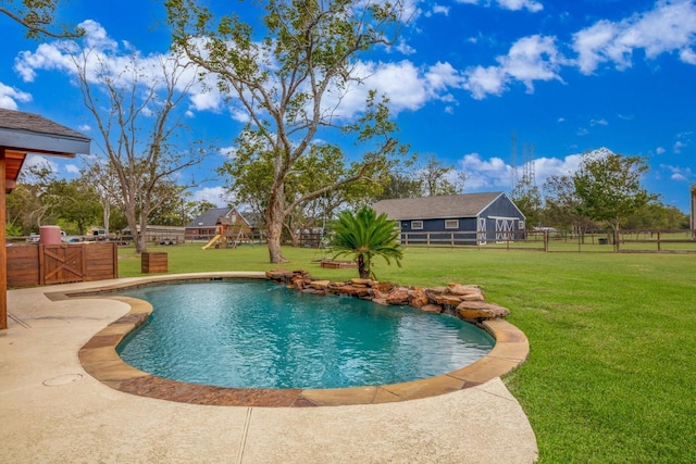 view of swimming pool featuring a yard