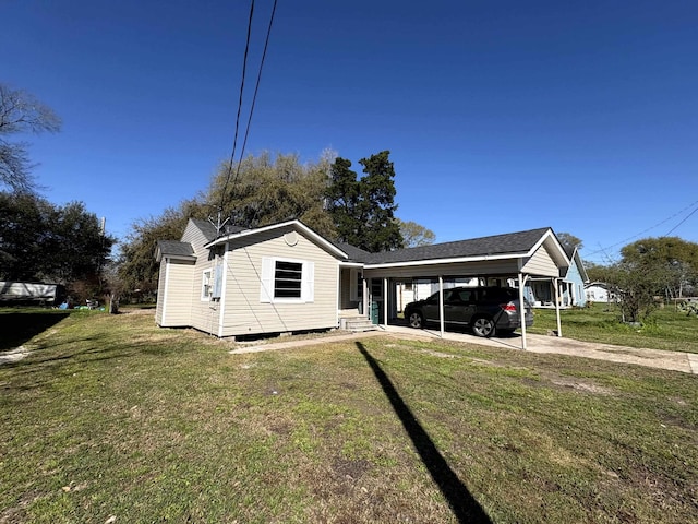 view of front of home featuring roof with shingles and a front lawn