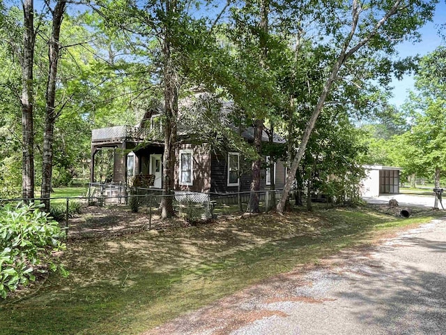 view of front of property featuring an outbuilding