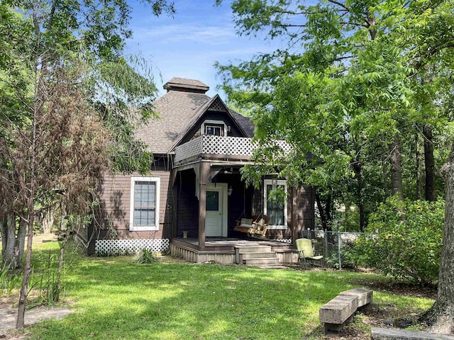 view of front of property featuring a front lawn