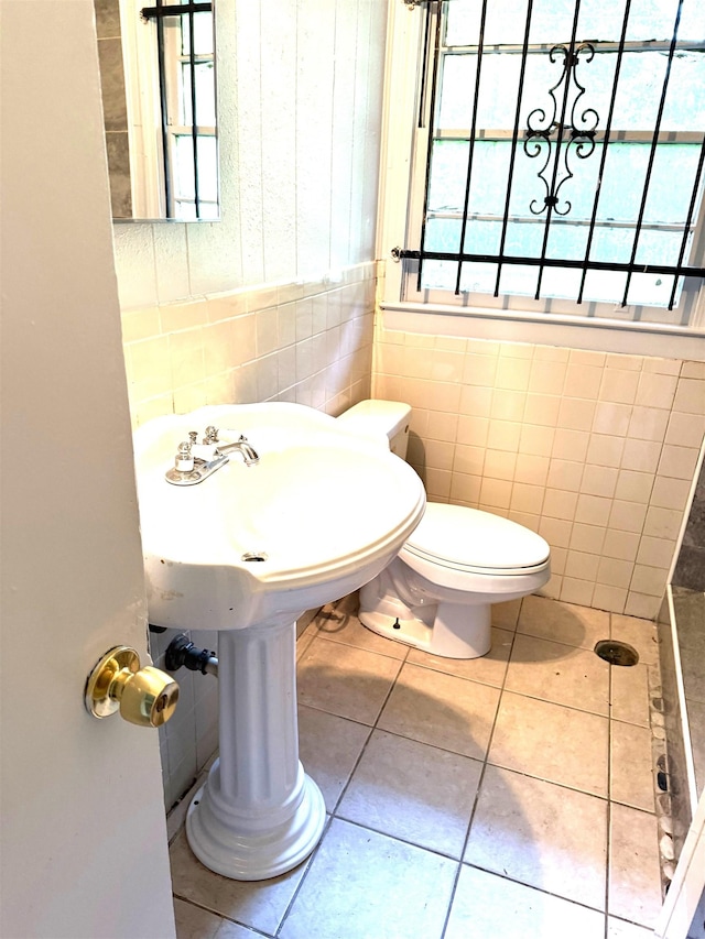 5335 Landry Ln, Beaumont, TX 77708 - bathroom featuring tile walls, toilet, and tile patterned floors