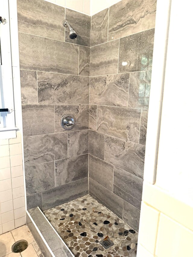 5335 Landry Ln, Beaumont, TX 77708 - bathroom featuring a tile shower
