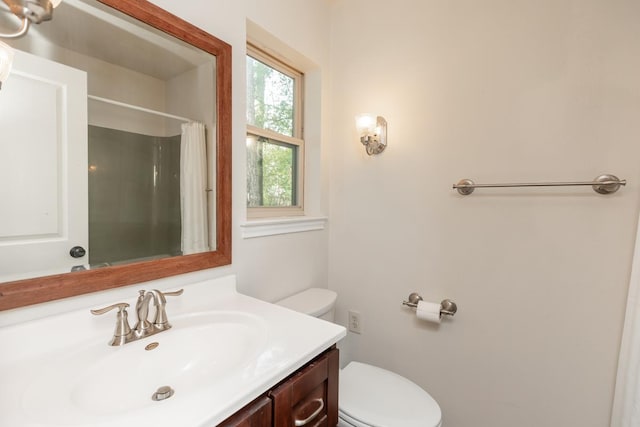 full bathroom with vanity, toilet, and a shower with shower curtain
