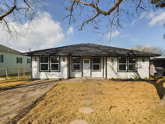 ranch-style house featuring a front yard