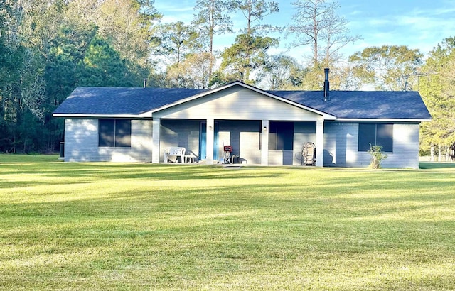 view of front of home featuring a front lawn