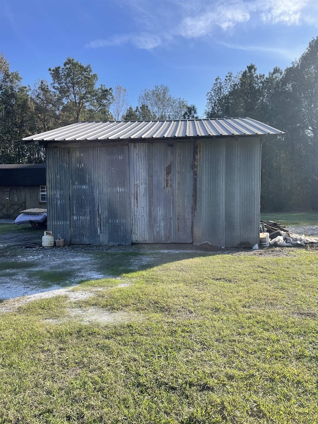 view of outdoor structure featuring a yard